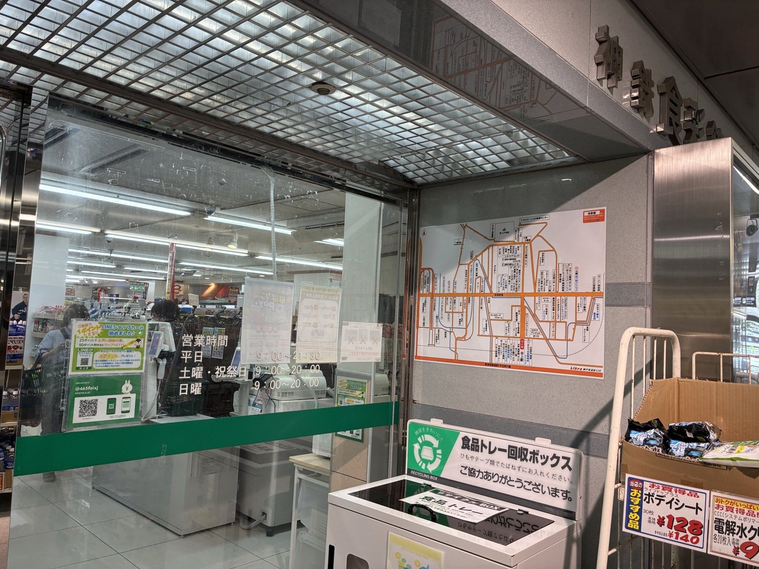 スーパー店内の案内地図看板