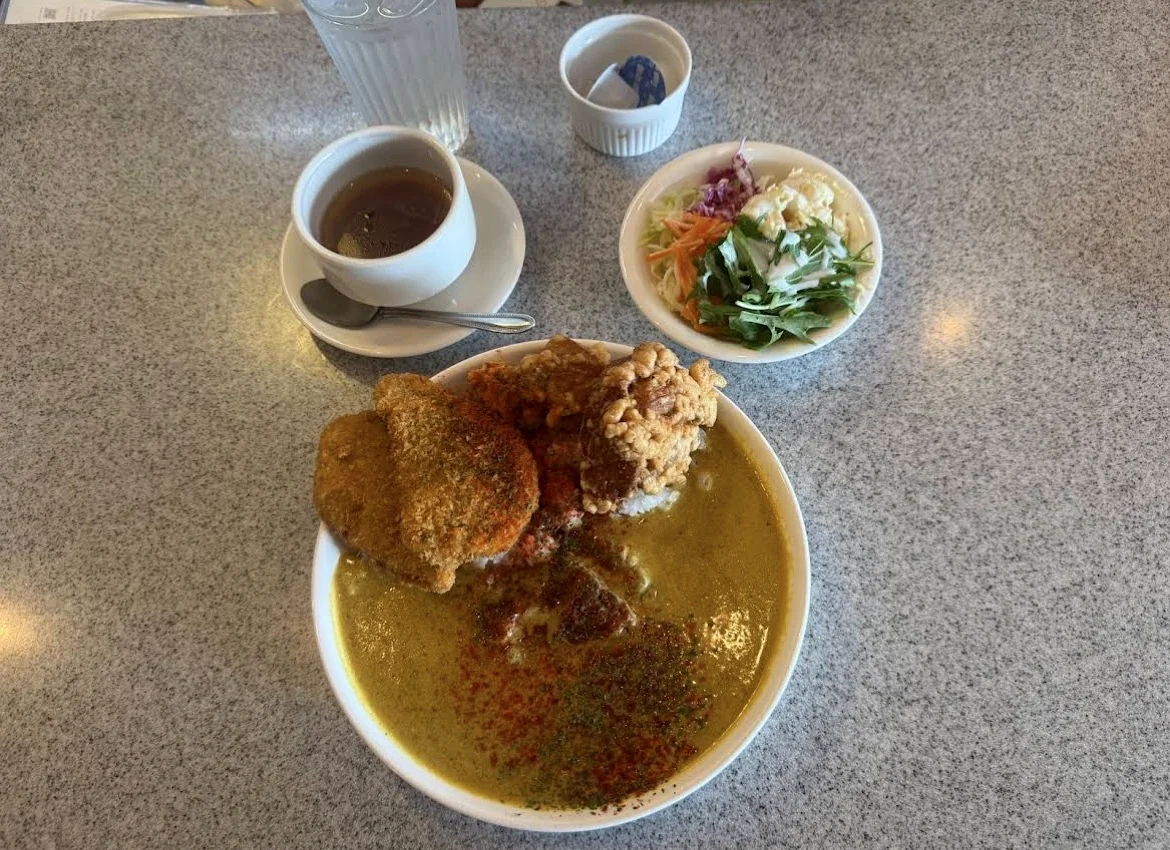 サラダとドリンクが付いたカレーセット