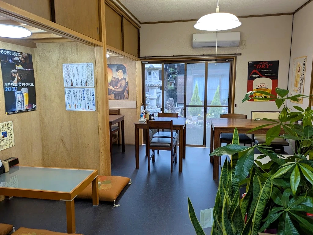 落ち着いた焼き鳥 博の店内