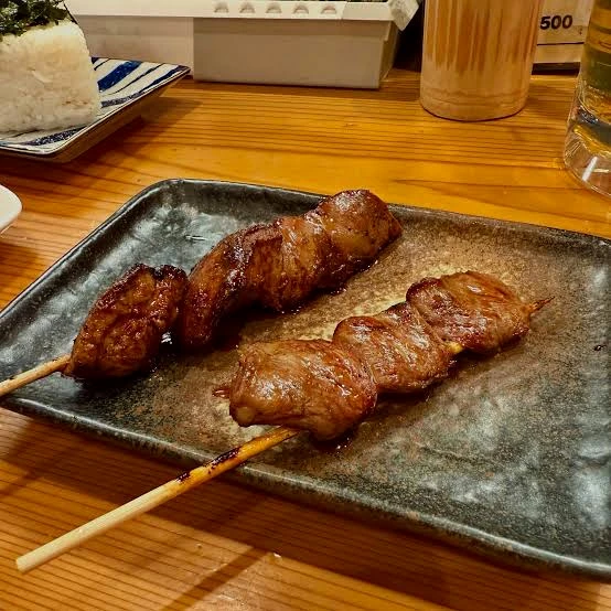 丁寧に焼かれた肉の串焼き