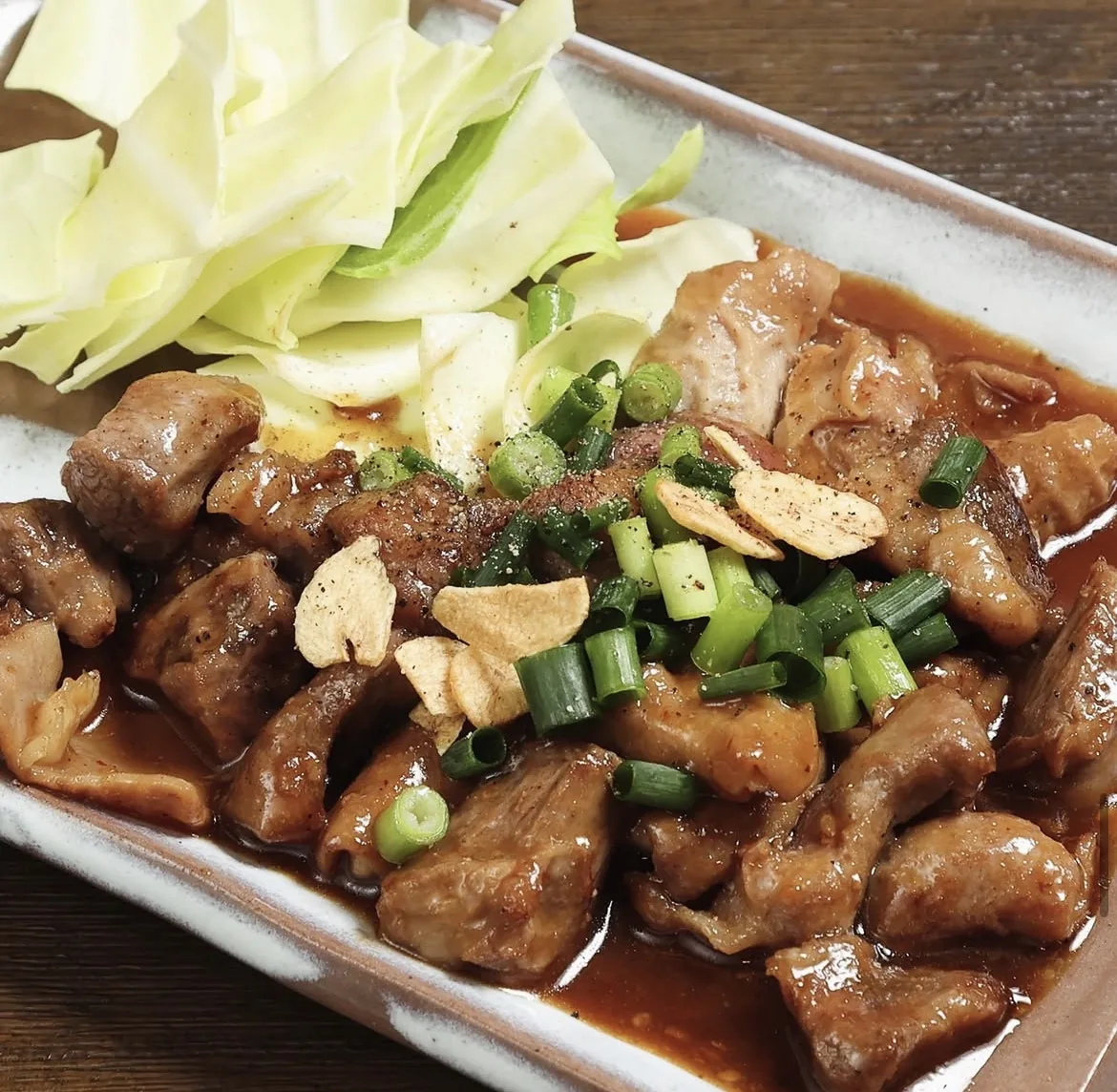 にんにくと青ねぎを添えた一品料理