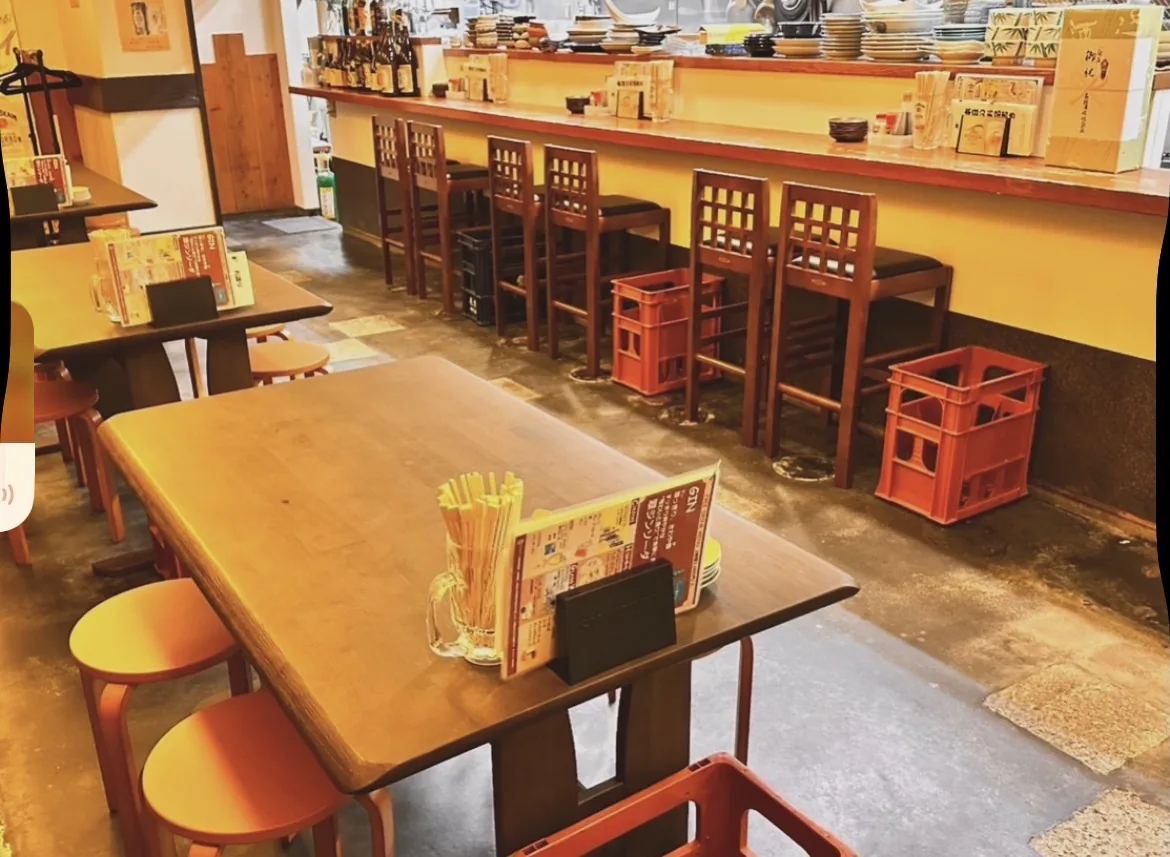 木の温もりを感じる店内
