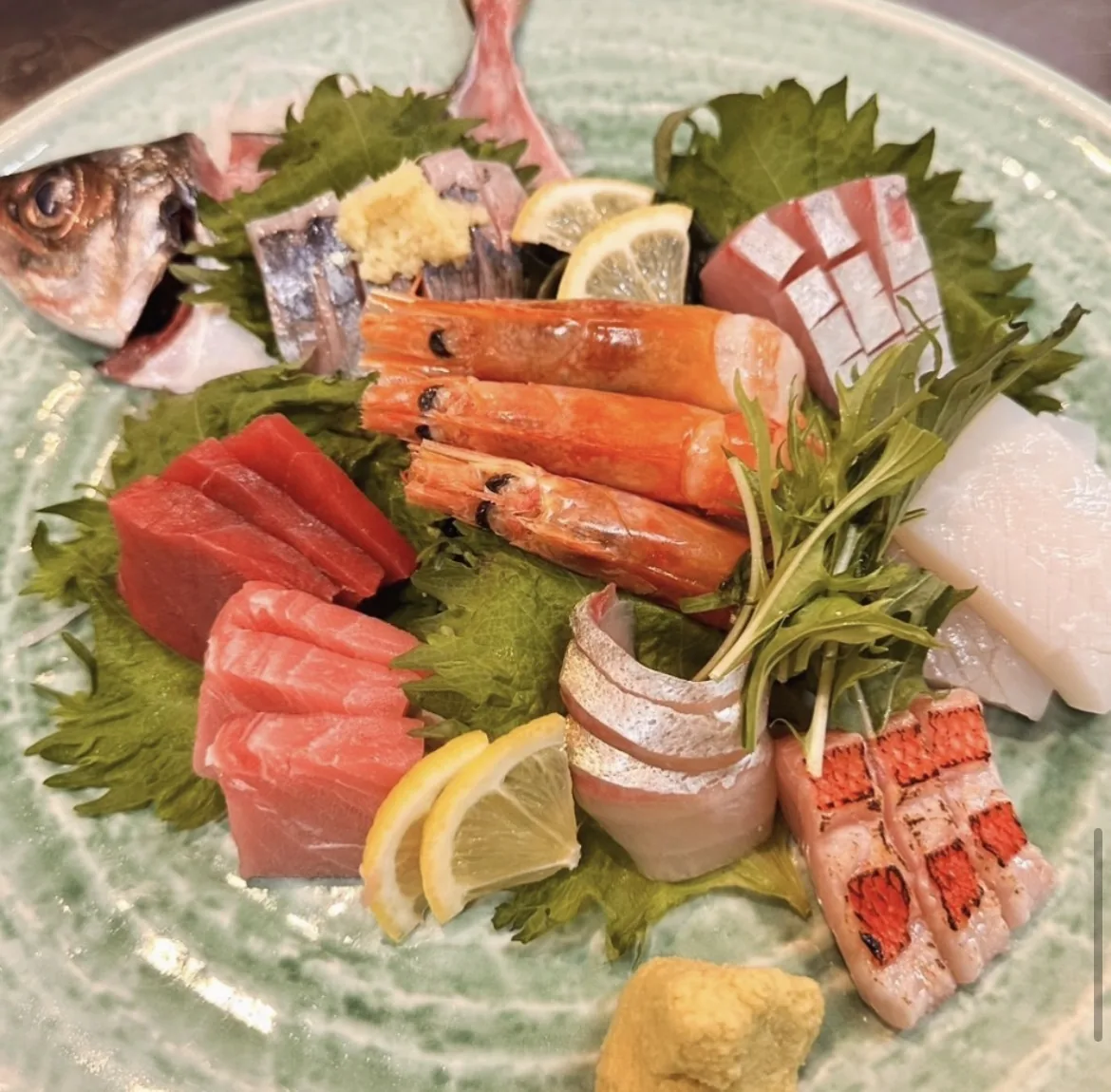 旬の魚を盛り合わせた刺身