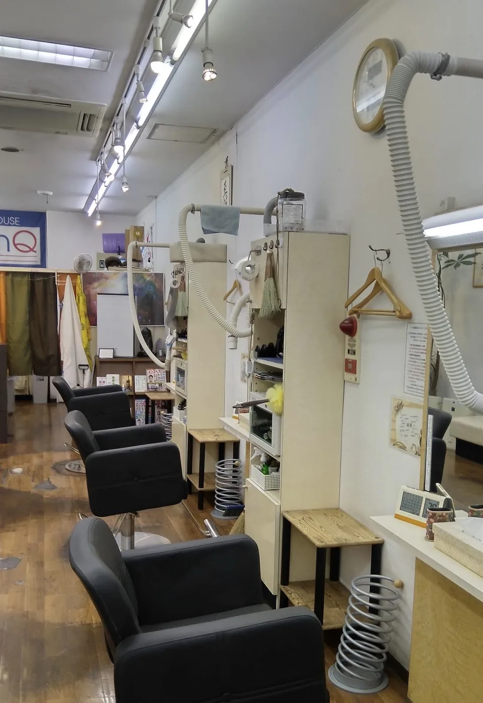 カット椅子が並ぶ店内